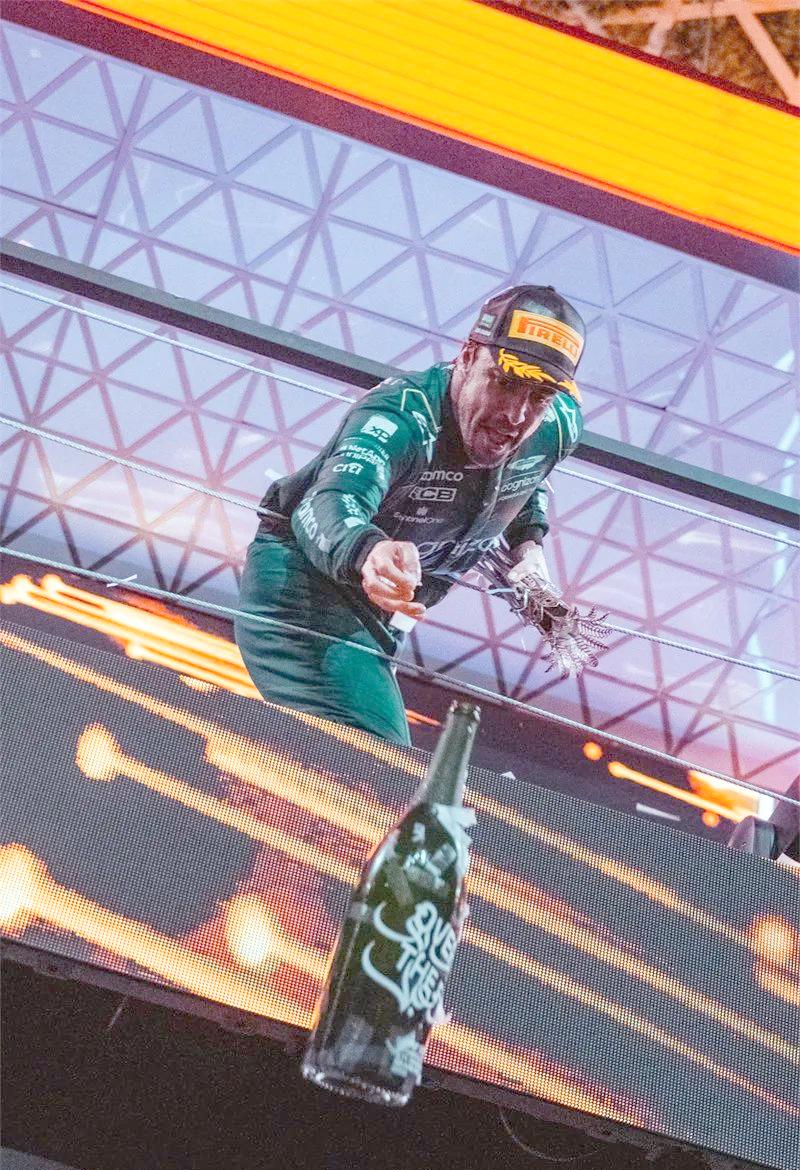 红牛车队鏖战阿斯顿马丁，阿隆索统治全场