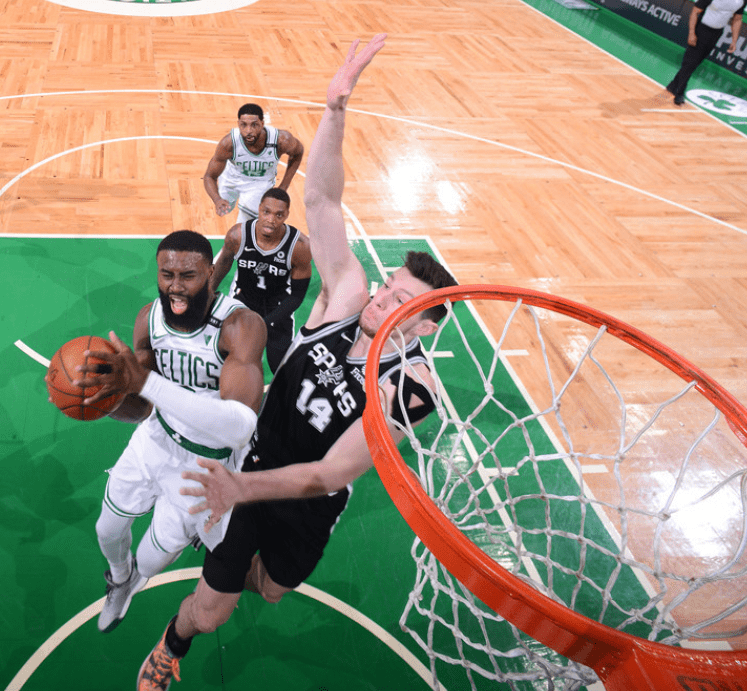 上海队鏖战马刺，塔图姆高光表现