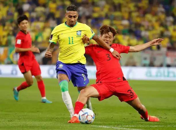 巴西笑傲比赛，国际足球赛场一路开心