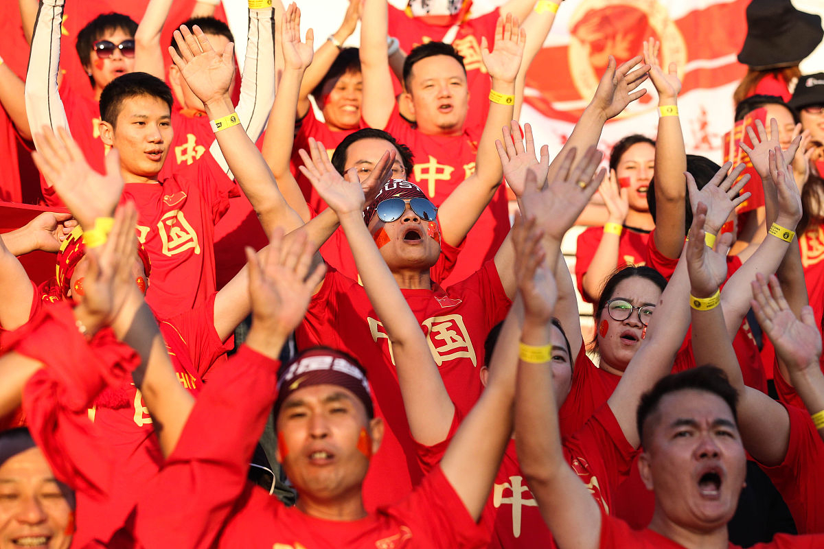 足球赛事带来激情，球迷忘情加油助阵