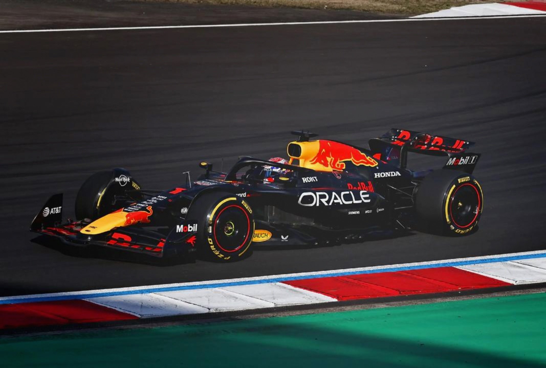 红牛车队轻取迈凯伦，皮亚斯特里带队取胜